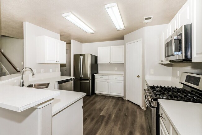Building Photo - 19710 Rocky Shores Dr