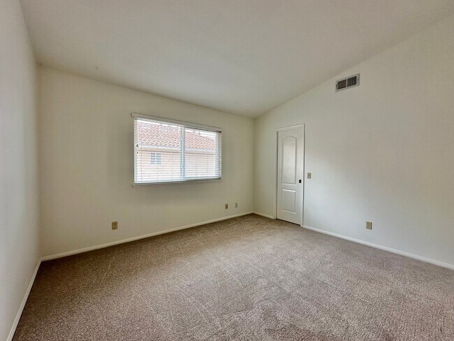 Building Photo - Desirable Tri-level Townhome in Carlsbad!