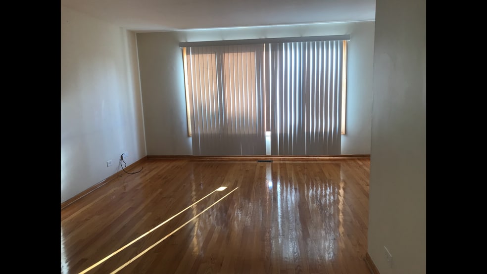 Unit 2 & 3 Livingroom - 5218 S Kilbourn Ave