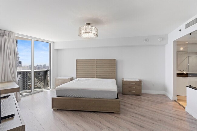 Building Photo - 18911 Collins Ave