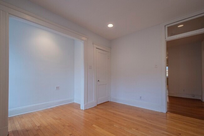 Building Photo - 2 Newport Rd