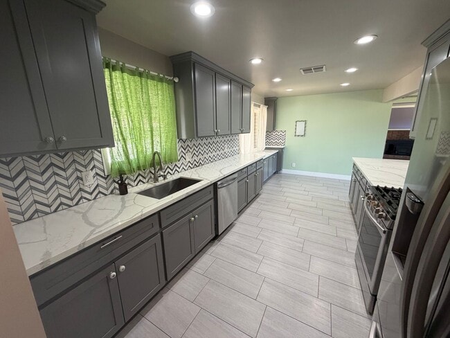 Building Photo - 3 Bedroom | 2 Bathroom | Single family home in Golf Course Terrace