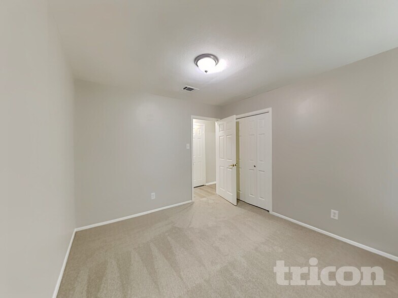 Building Photo - 1110 Poppets Way