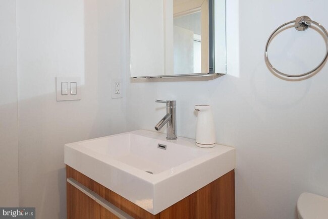 Building Photo - 1326 N Mascher St