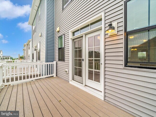 Building Photo - THREE LEVEL TOWN HOUSE IN KELLERTON