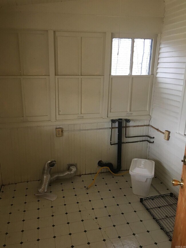 Building Photo - 2216 S Izard St