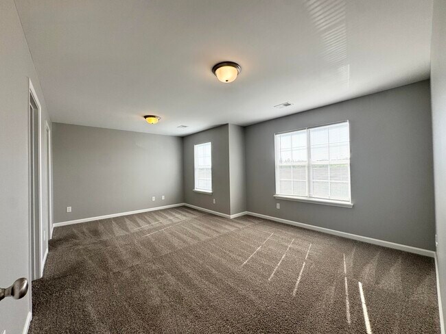 Building Photo - 2392 Huntly Pl