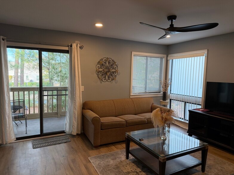 Building Photo - 1025 Plantation Dr W