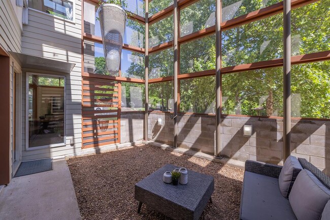 Building Photo - 2801 Oak Crest Ave