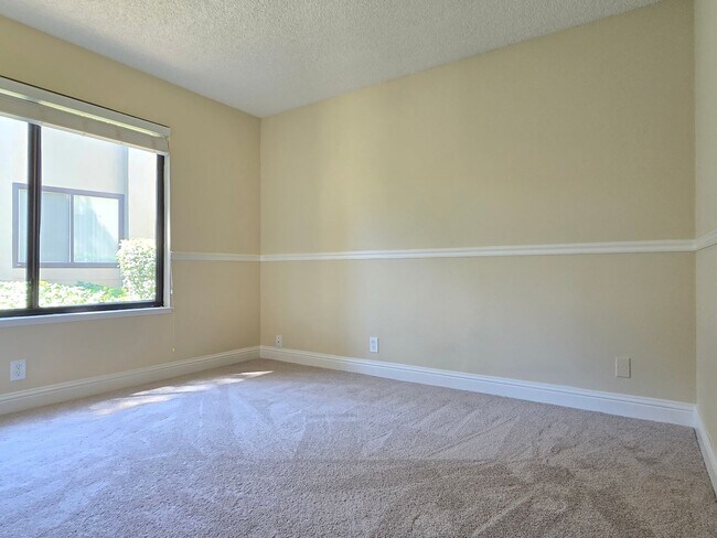 Building Photo - Nice and Spacious 2 Story End-Unit Townhom...