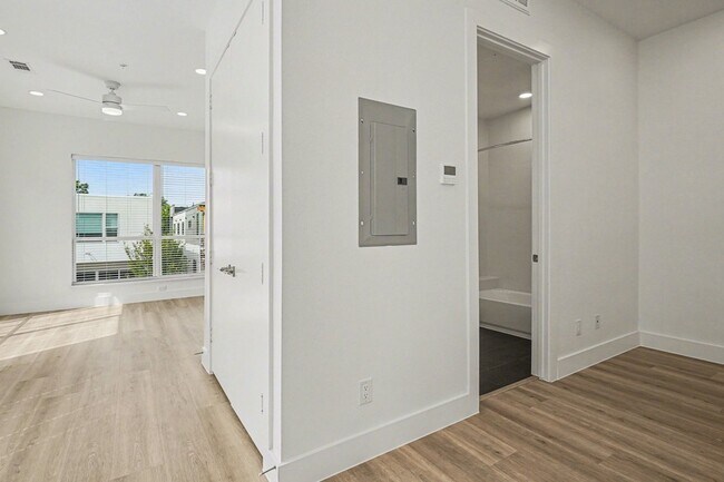 Building Photo - 2217 N Fitzhugh Ave