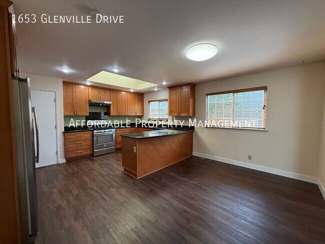 Building Photo - 1653 Glenville Dr