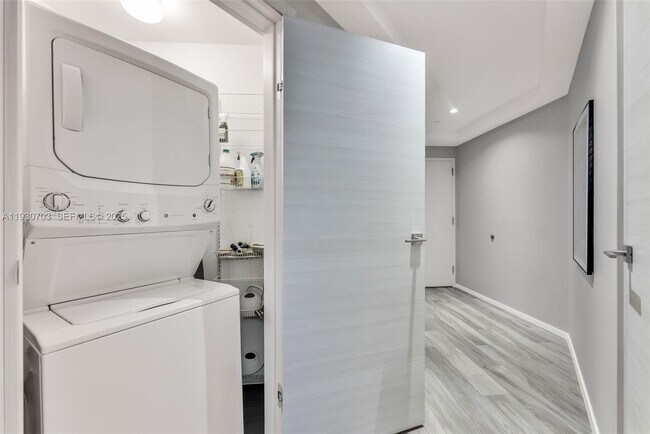 Building Photo - 801 S Miami Ave