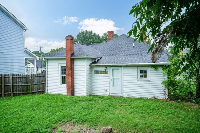 Building Photo - Charming Three Bedroom Home!