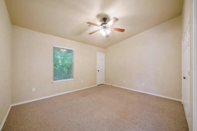 Building Photo - "Charming 2-Bed, 2-Bath Gem in New Braunfe...