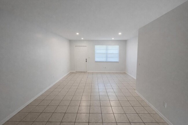 Building Photo - 5010 Killarney Ave