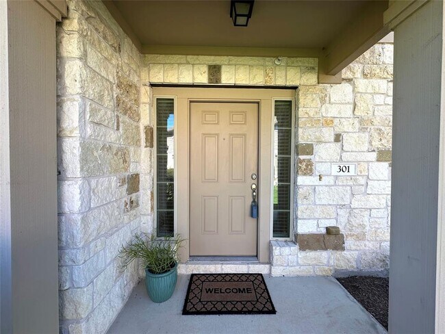 Building Photo - 9201 Brodie Ln