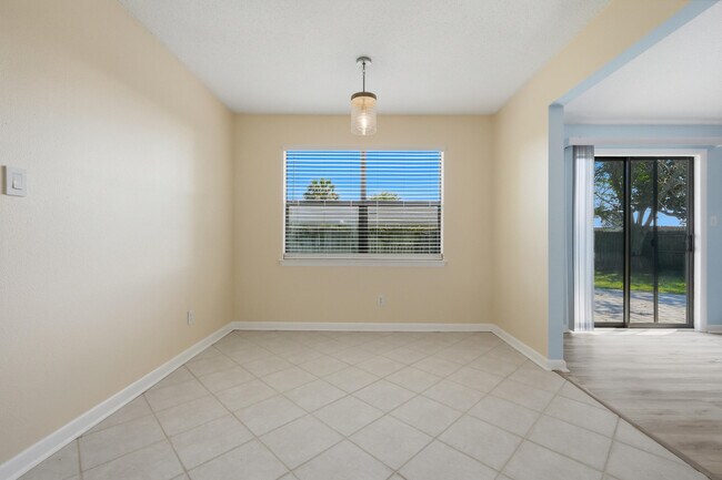 Building Photo - 349 Primrose Cir