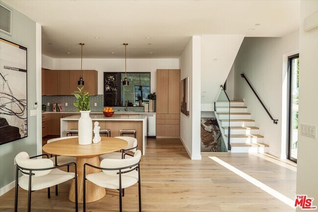 Building Photo - 2822 1/2 Avenel St