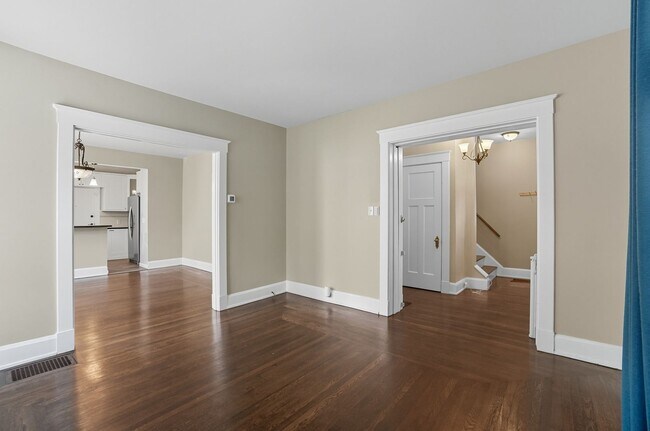 Building Photo - 6 Bed/3 Bath Remodeled Hyde Park Home w/Ce...