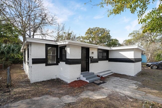 Building Photo - 1830 W 27th St