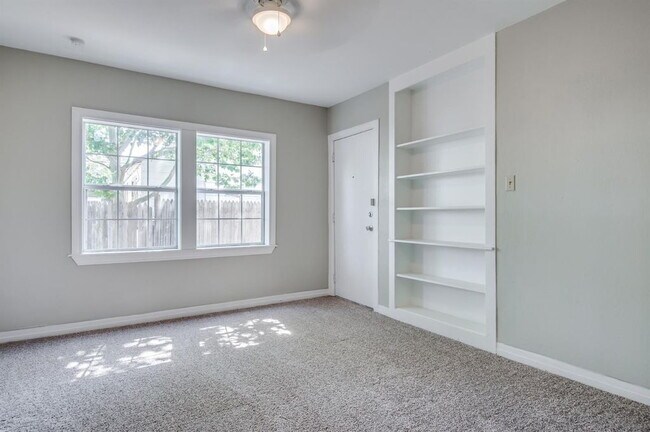 Building Photo - Move in specials available!