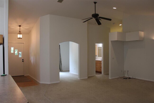 Building Photo - 3 Bedroom, 2 Bathroom house!
