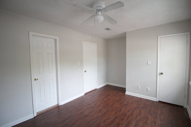 Building Photo - Spacious 3-Bedroom Duplex with Garage in N...