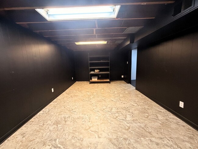 Building Photo - Hilltop Charm in Floyds Knobs – Spacious All-Brick Beauty with Room to Grow!