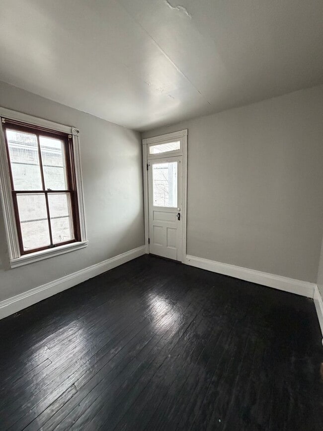 Building Photo - 5 Bedroom Pet Friendly House in Lancaster!