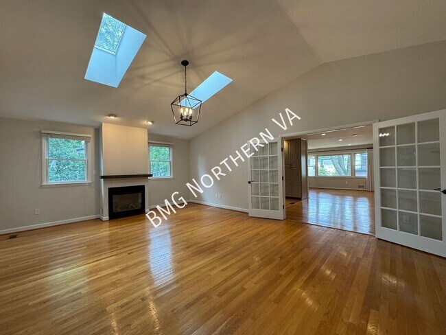 Building Photo - 1109 Hillcrest Dr SW