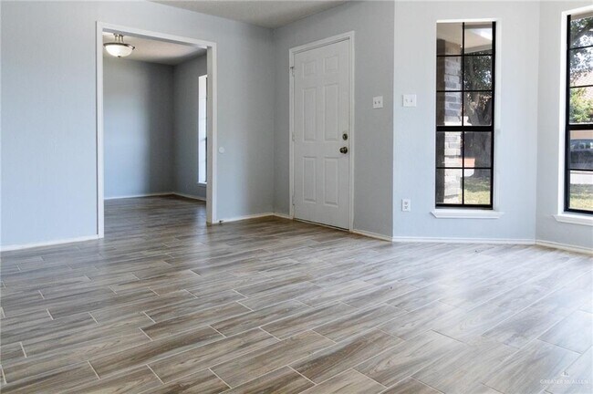 Building Photo - 2203 E Coma Ave