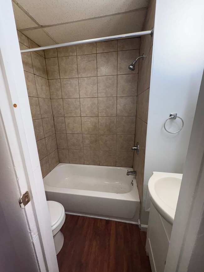 Building Photo - Section 8 Approved - 1st Floor 1 Bedroom w...