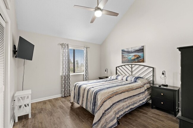 Building Photo - Fully Furnished - Seasonal or Long Term Op...