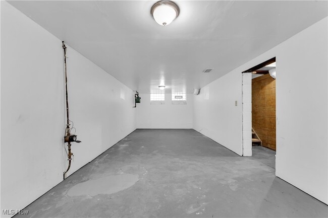 Building Photo - 401 E 257th St