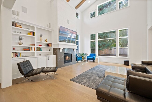 Building Photo - 4bd/4.75ba Bellevue House