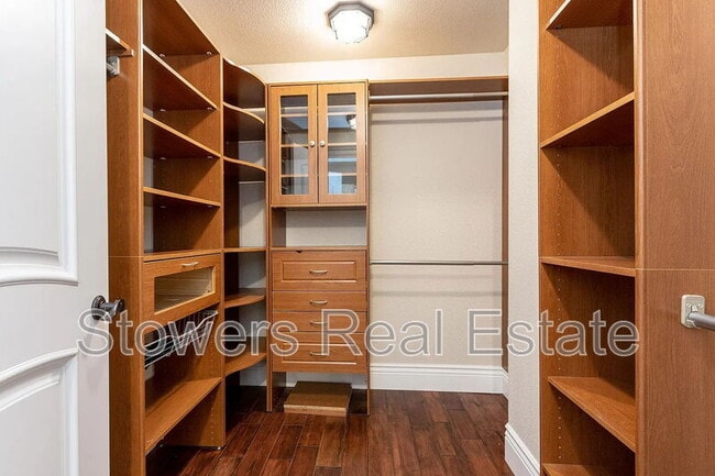 Building Photo - 705 Moraga Rd