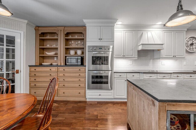 Building Photo - 500 Laketower Dr