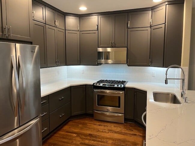 Building Photo - Wonderful John's Landing Updated Townhouse...