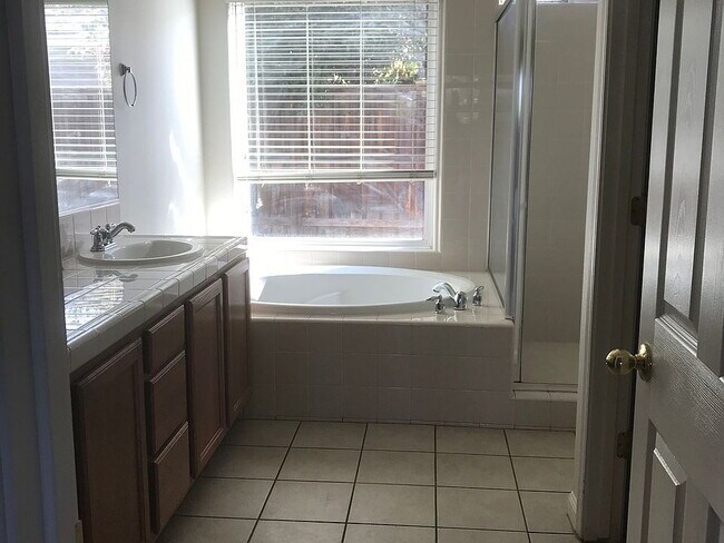 Building Photo - 4 Bed Sanger Home!!