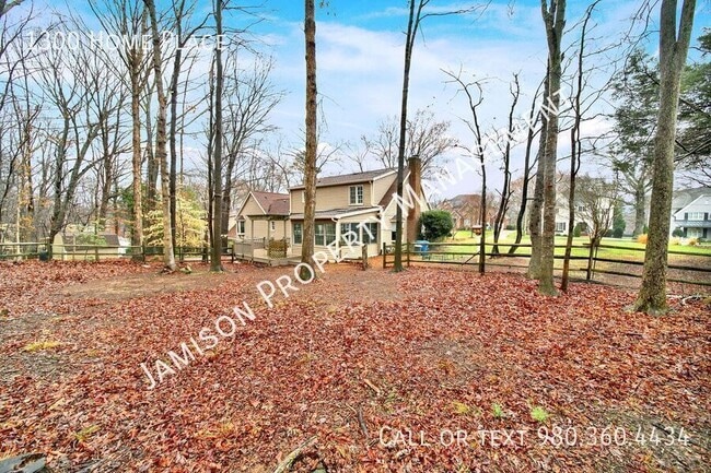 Building Photo - 1300 Home Pl