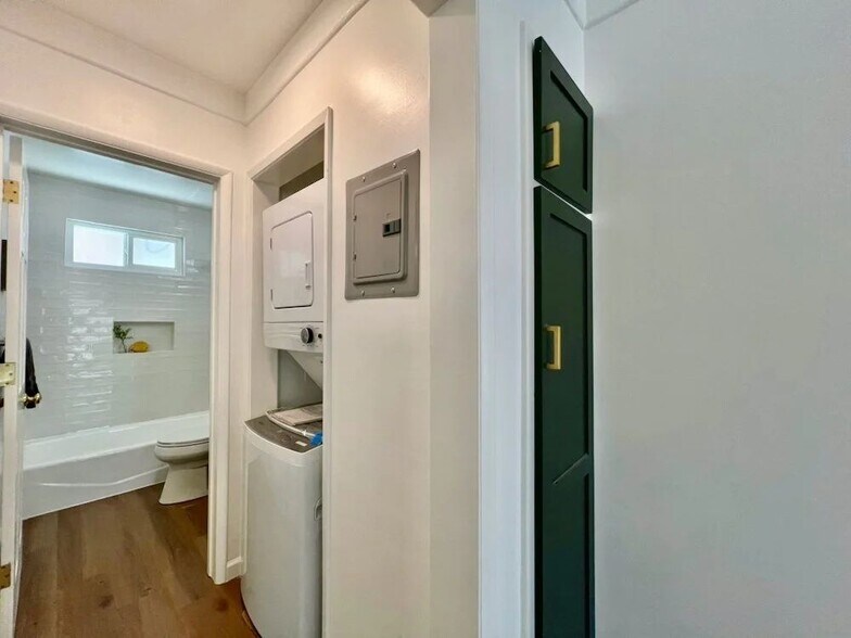 Building Photo - 5819 Carlton Way