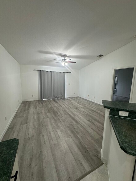 Building Photo - 833 Greenleaf Cir