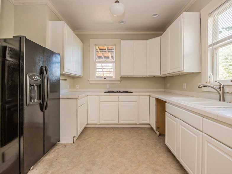 kitchen has dishwasher - 2027 N Williams Ave
