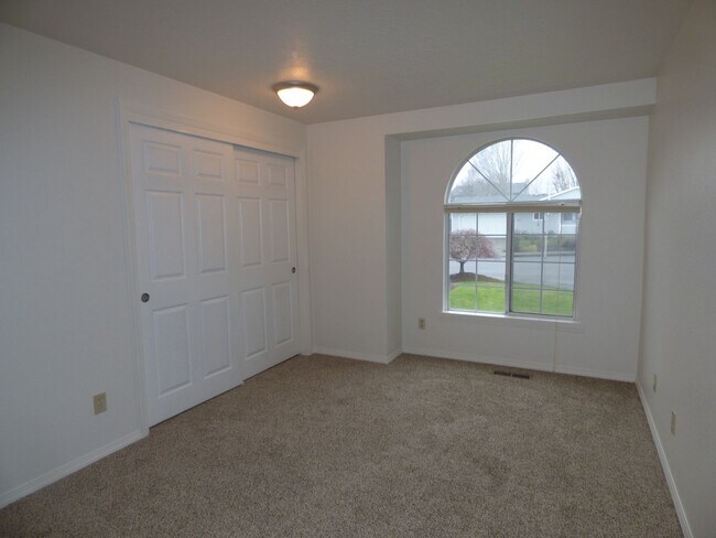 Building Photo - 986 Eastwind Ct N