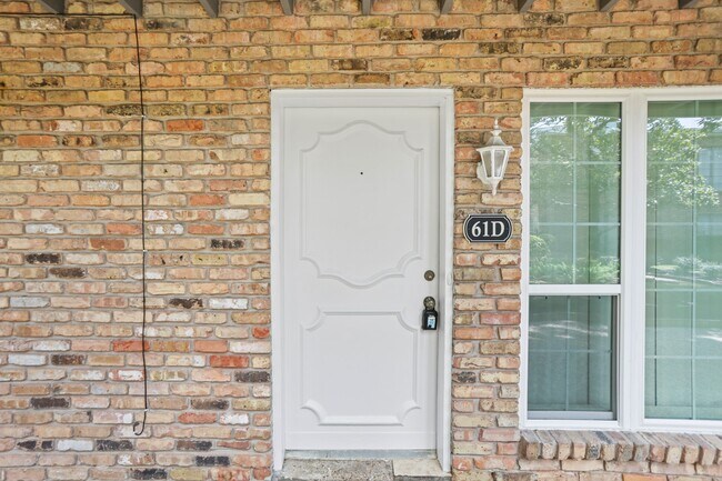 Building Photo - 2121 Fountain View Dr