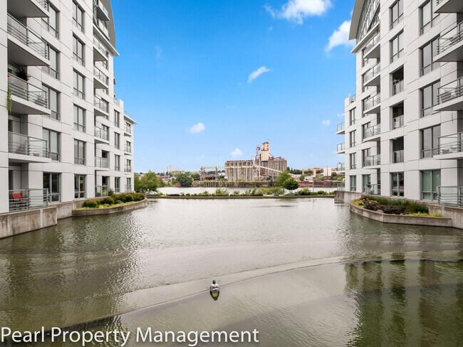 Building Photo - Waterfront Pearl - 1 bed/1.5 bath/den sw corner unit with parking/2 balconies/river view/most uti...
