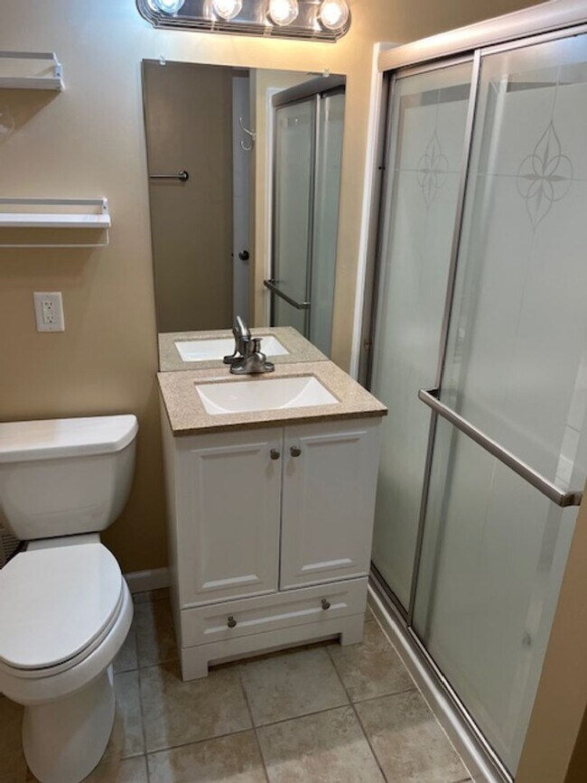 Building Photo - 3 bedroom, 2 bath home - Comfortable, Upda...