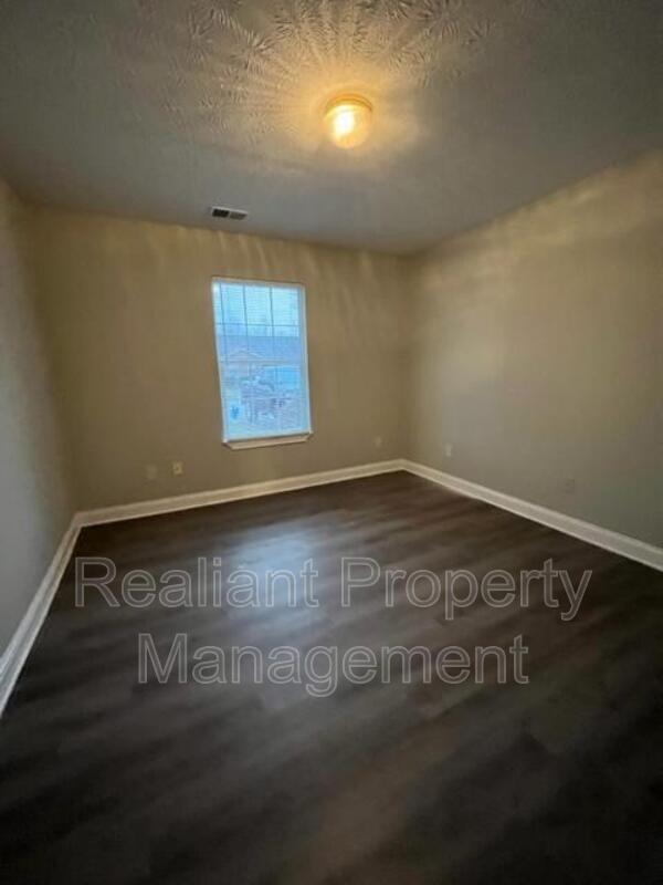 Building Photo - 1007 Pinoak Dr