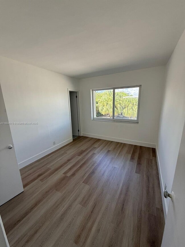 Building Photo - 10074 E Bay Harbor Dr